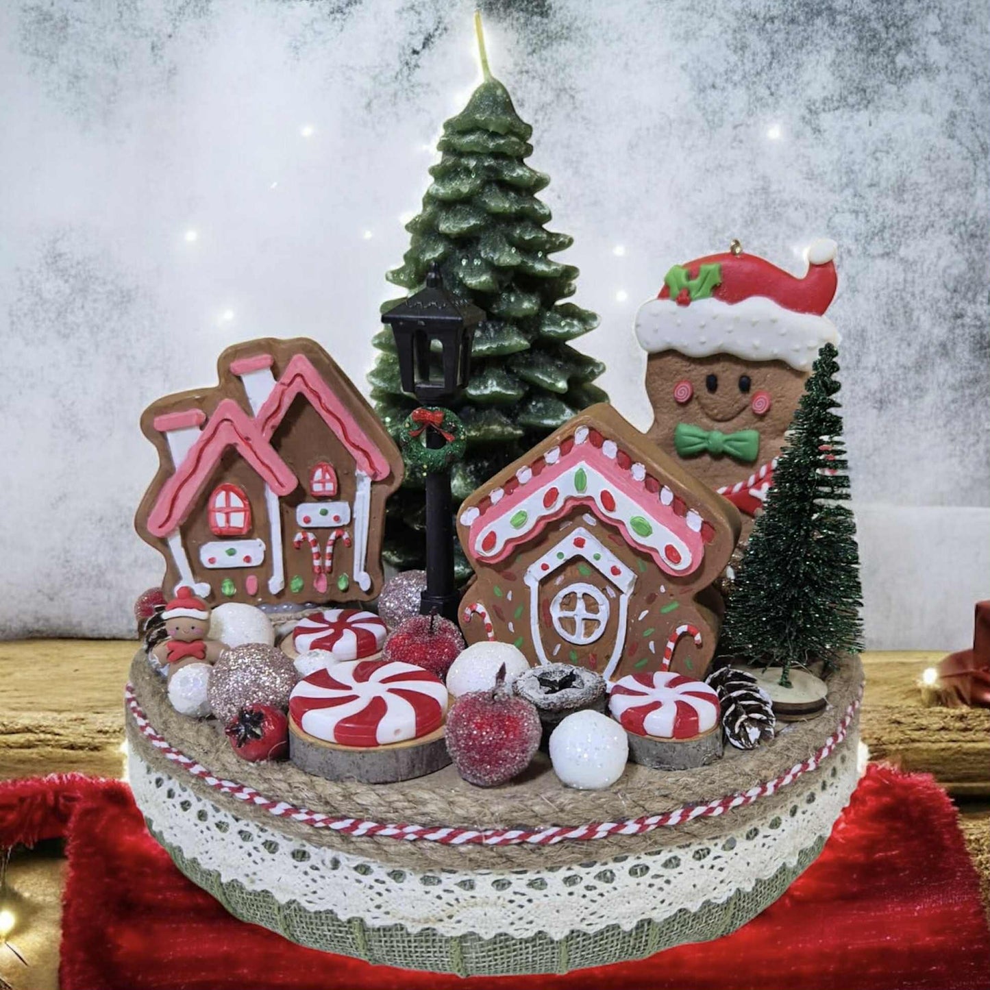 Decorațiune de Crăciun cu turtă dulce și căsuțe.
